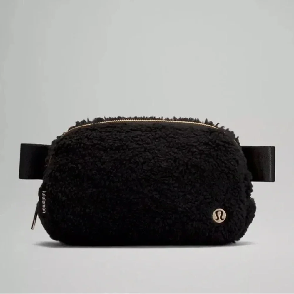 🆕🖤 Lululemon Everywhere Belt Bag Fleece Black Gold